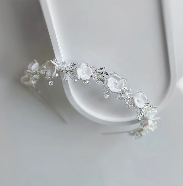 SIA - Accesoriu pentru mirese tip coronita cu cristale, flori si frunzulite (handmade)
