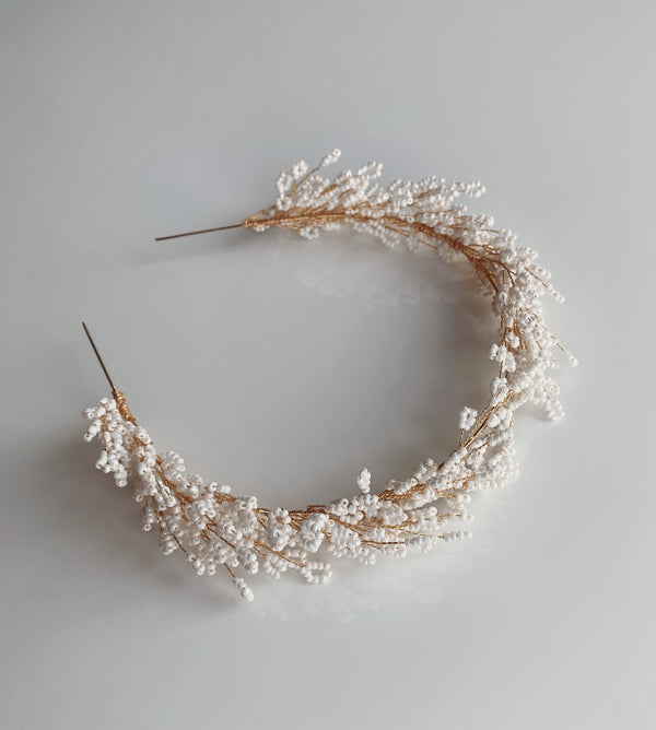 Miriah - Coronita aurie cu elemente albe (handmade)