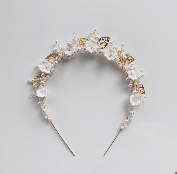 INGRID GOLD - Accesoriu pentru mirese tip coronita cu perle, flori si frunzulite (handmade)