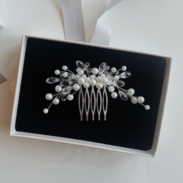 MIKAELA - Pieptan argintiu pentru mirese cu perle si cristale (handmade)