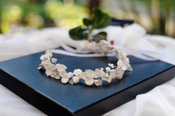 ATHALIA - Accesoriu de păr pentru mirese cu flori, perle si cristale (handmade)