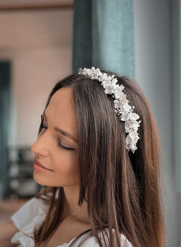 SAFYRA - Accesoriu pentru mirese tip coronita cu perle, flori si frunzulite (handmade)