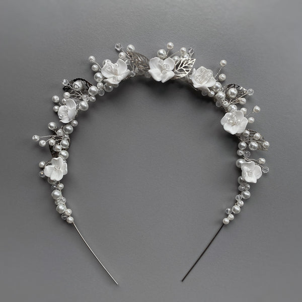 INGRID SILVER- Accesoriu pentru mirese tip coronita cu perle, flori si frunzulite (handmade)