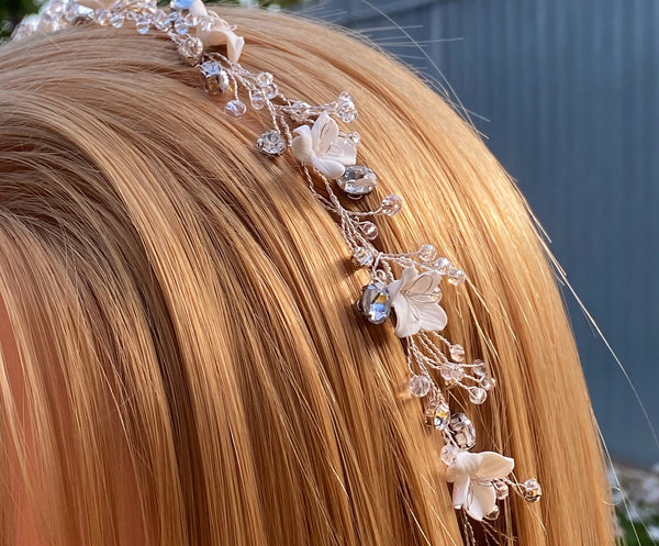 CLEO - Accesoriu de păr pentru mirese cu flori și cristale (handmade)